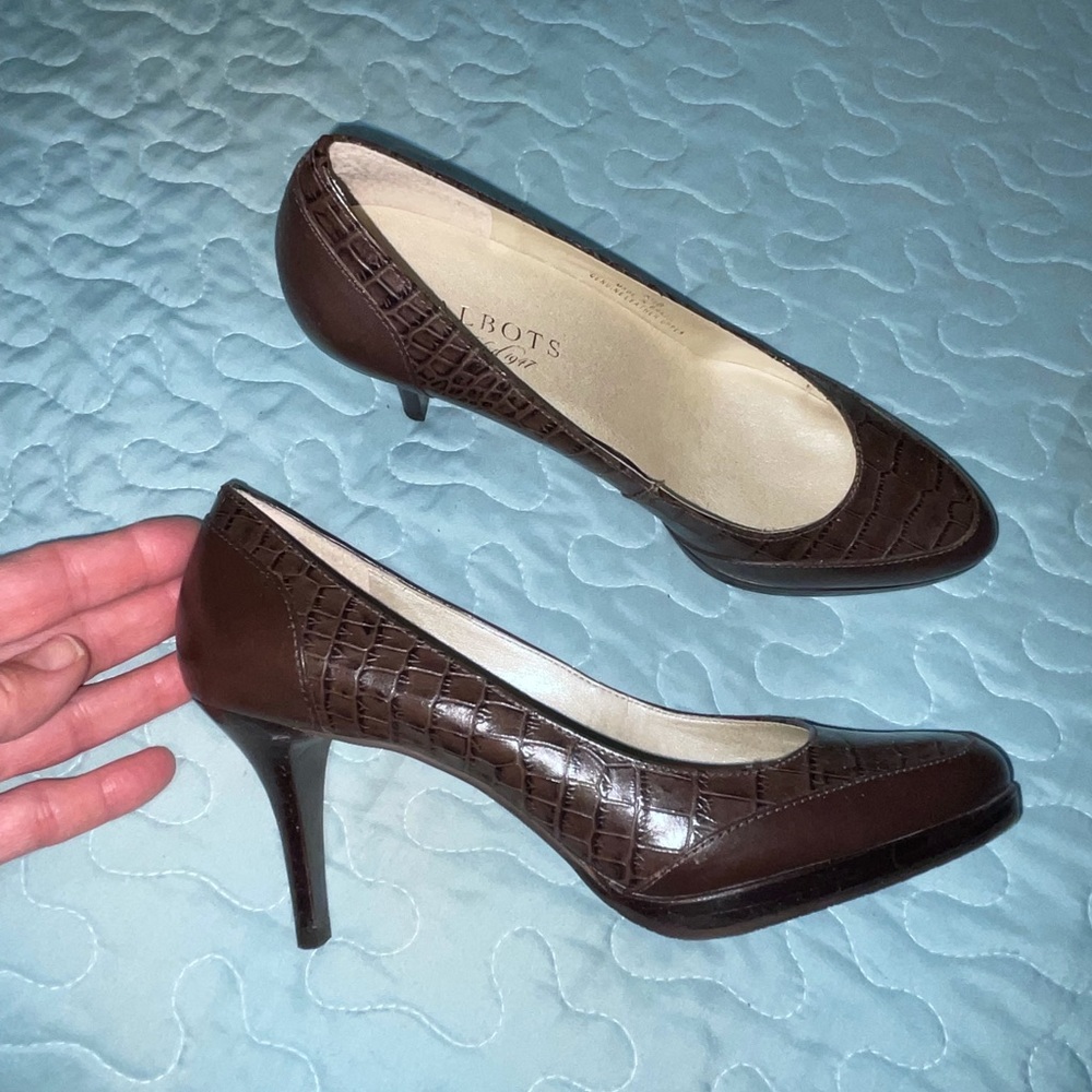 Talbots 5 1/2B Brown Heels.